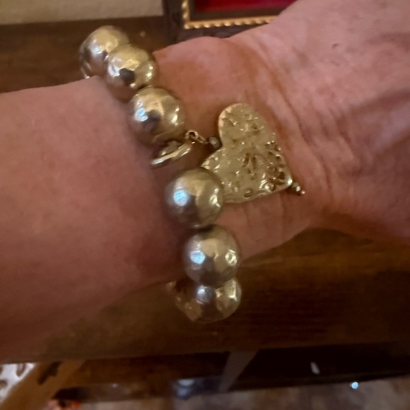 🌸 4 for $10 Gold Tone Stretch Beaded Bracelet with Heart Charm - Picture 5 of 8